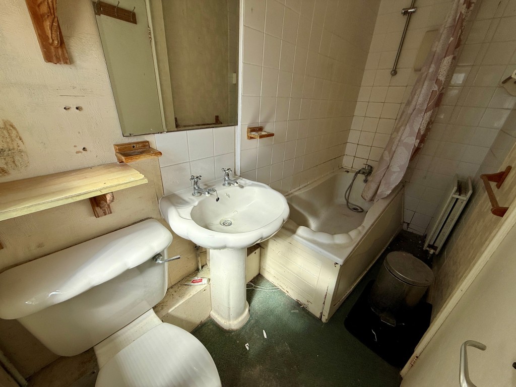 Lot: 59 - HOUSE OF MULTIPLE OCCUPANCY FOR INVESTMENT - Downstairs bathroom